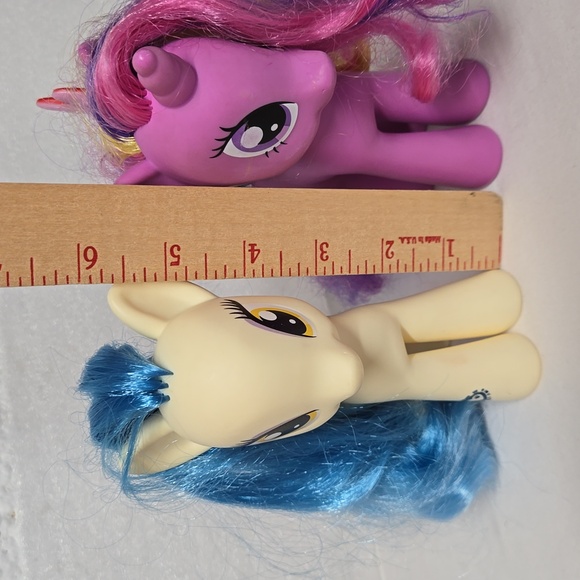 2 My Little Pony 2010 Plastic Figure Pegasus Rainbow & Yellow Seashell Blue Hair - Picture 2 of 10